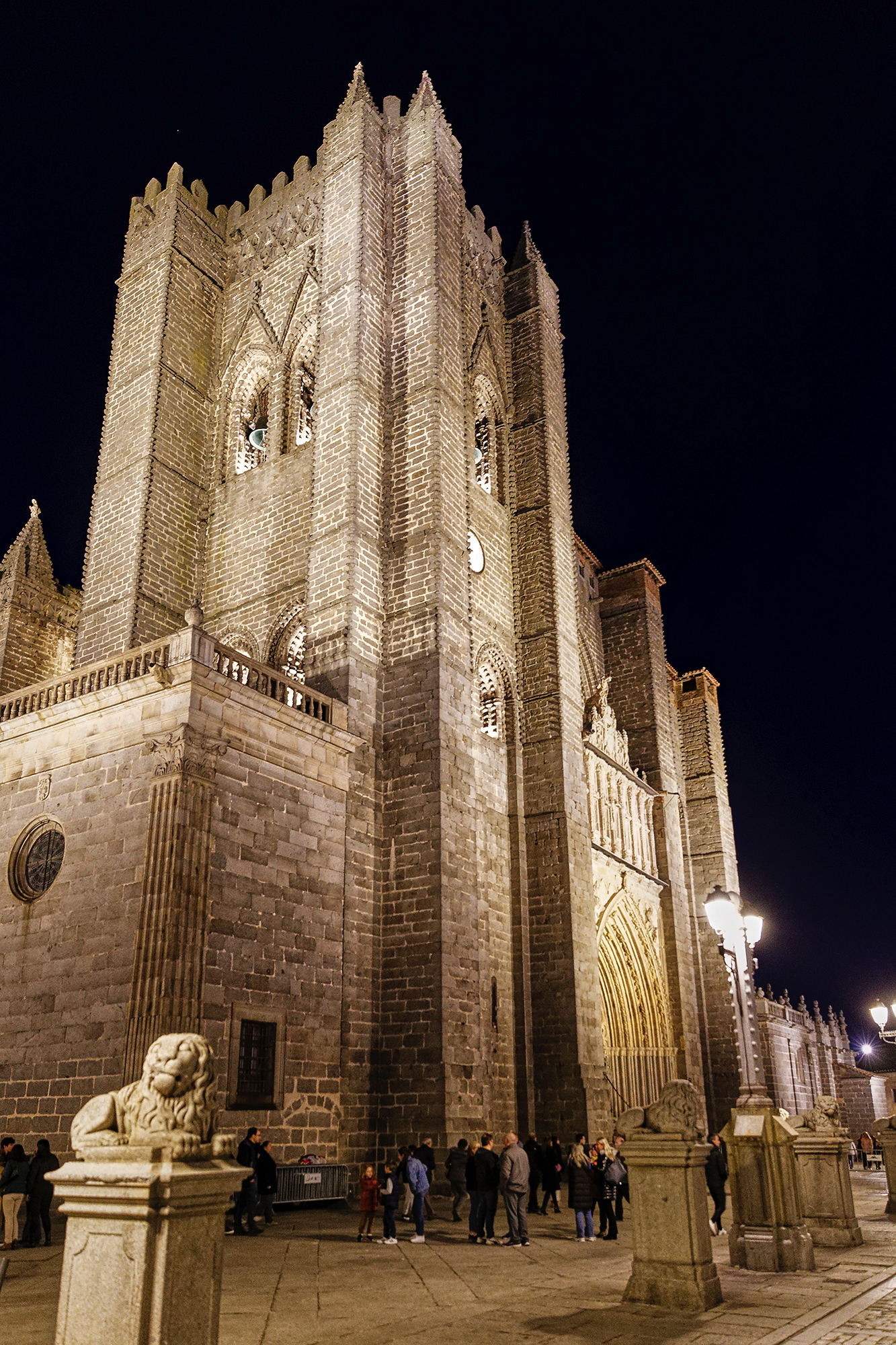 Ávila - La Cathédrale fut conçue comme temple et forteresse, son abside faisant partie des murailles